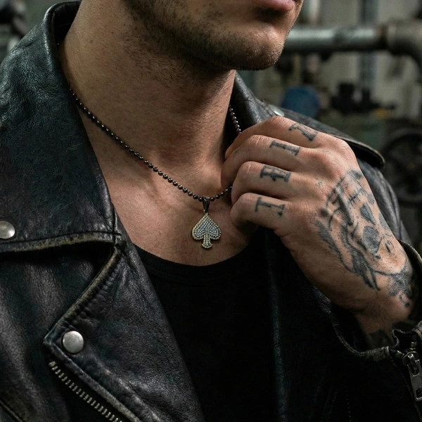 Zweifarbige Herzschloss-Halskette mit spezieller Oberfläche und Markasit-Stein