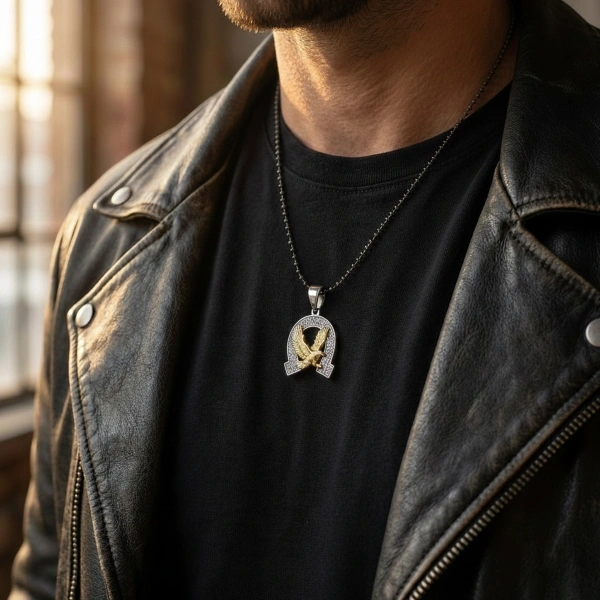 Spezielle Oberfläche Zwei Farbe beschichtet Scalloped Eagle Guardian Medaillon Halskette mit Stein Kanten