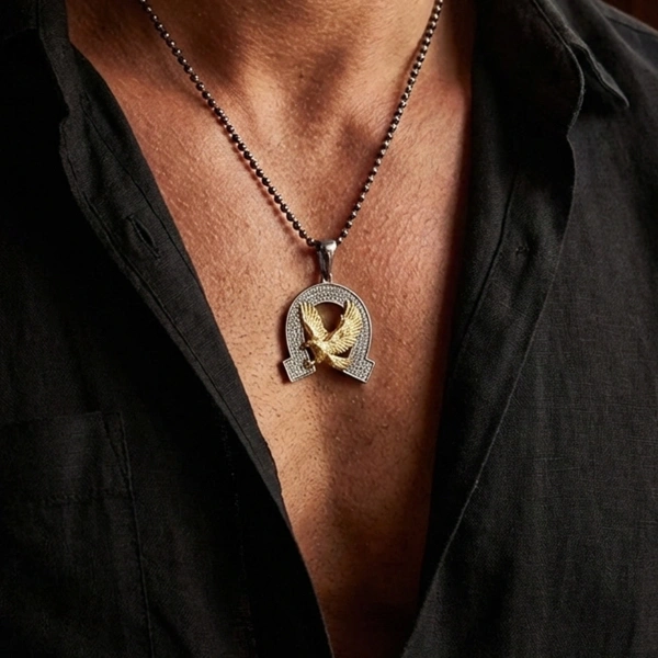 Spezielle Oberfläche Zwei Farbe beschichtet Scalloped Eagle Guardian Medaillon Halskette mit Stein Kanten