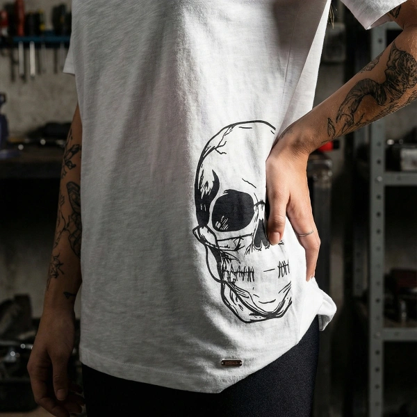 Maskeli Kurukafa Baskılı Bisiklet Yaka T-Shirt