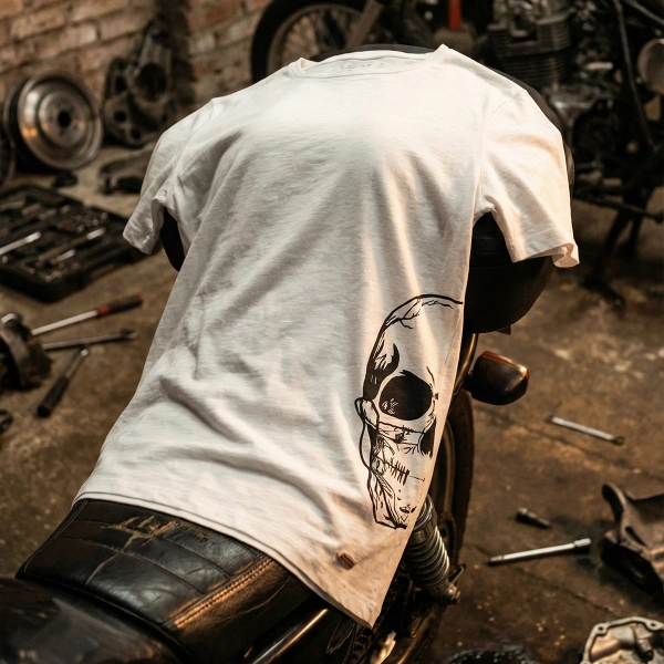 Maskeli Kurukafa Baskılı Bisiklet Yaka T-Shirt