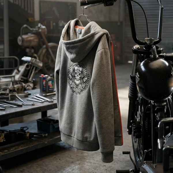 Graues Sweatshirt mit Totenkopf-Epauletten-Aufdruck auf der Rückseite, Kapuze mit Reißverschluss und Känguru-Tasche, orangefarbener Totenkopf-Aufdruck