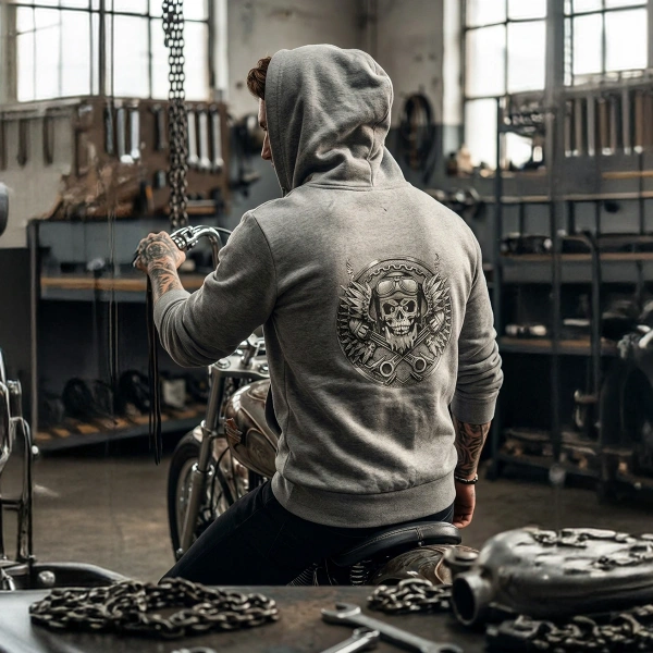 Graues Sweatshirt mit Totenkopf-Epauletten-Aufdruck auf der Rückseite, Kapuze mit Reißverschluss und Känguru-Tasche, orangefarbener Totenkopf-Aufdruck