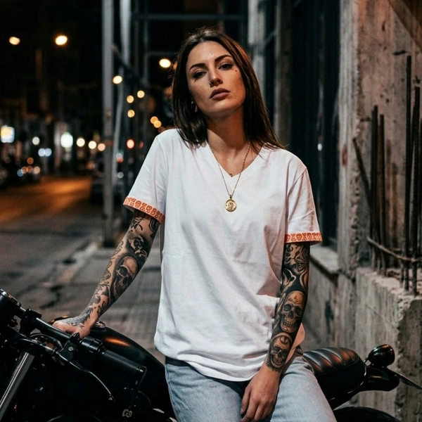 Kolları Kuru Kafa Baskı Biyeli V Yaka Bayan Beyaz Uzun Tişört