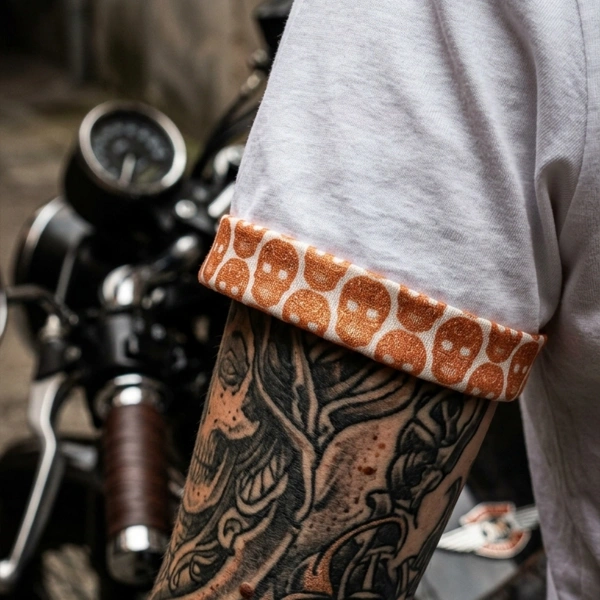 Kolları Kuru Kafa Baskı Biyeli V Yaka Bayan Beyaz Uzun Tişört