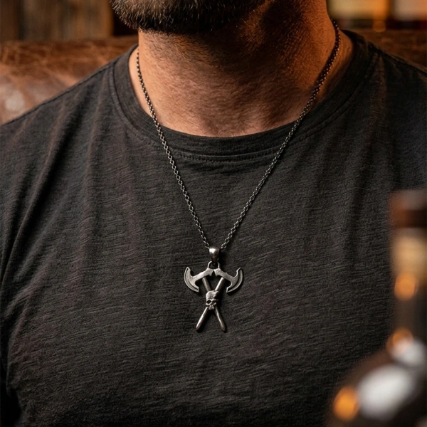 Sarmalı Çift Balta Gümüş Kolye