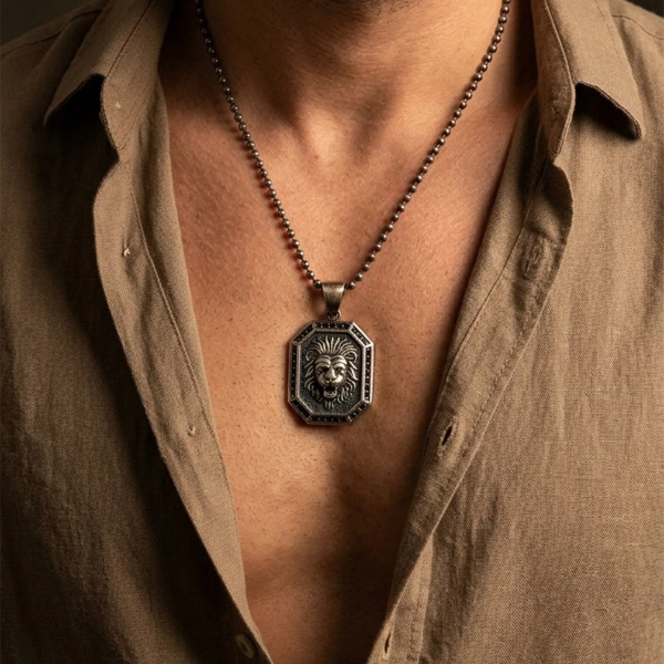 Özel Yüzey Kaplamalı Kenarları Taşlı Kare Aslan Madalyon Kolye