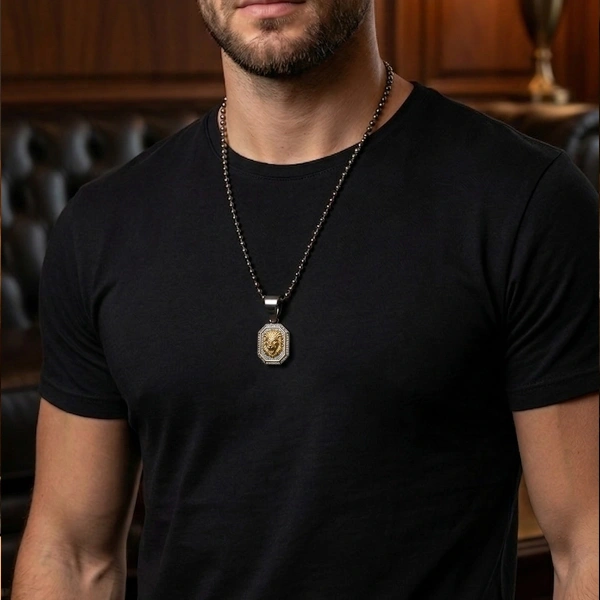 Zweifarbig plattierte quadratische Löwenmedaillon-Halskette mit Steinkanten