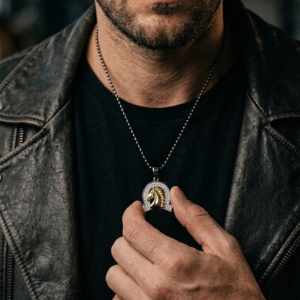 İki Renk Kaplamalı Kenarları Taşlı Nallı At Madalyon Kolye