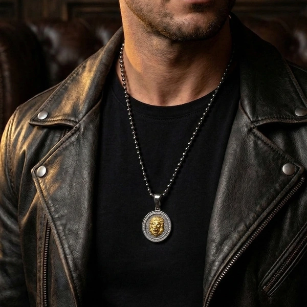 Zweifarbig beschichtete Löwenmedaillon-Halskette mit Steinbesatz