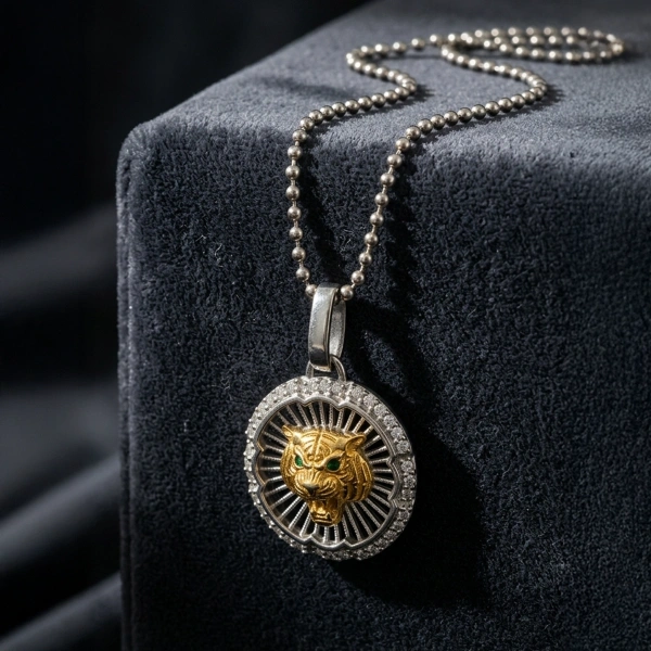 Zweifarbig plattierte Kette in Form eines durchbrochenen Tiger-Medaillons mit Steinbesatz