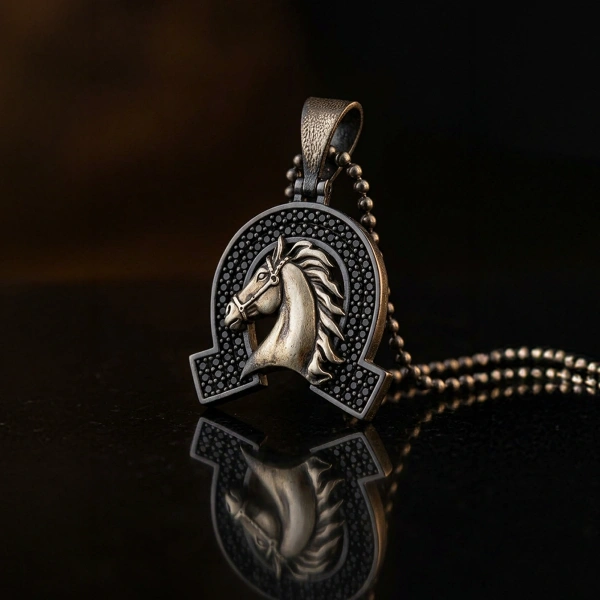 Özel Yüzey Kaplamalı Kenarları Taşlı Nallı At Madalyon Kolye