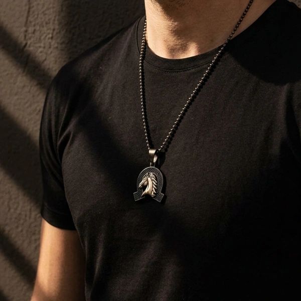 Özel Yüzey Kaplamalı Kenarları Taşlı Nallı At Madalyon Kolye