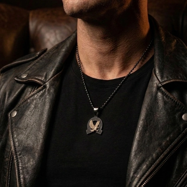 Özel Yüzey Kaplamalı Kenarları Taşlı Nallı Kartal Koruyucu Madalyon Kolye