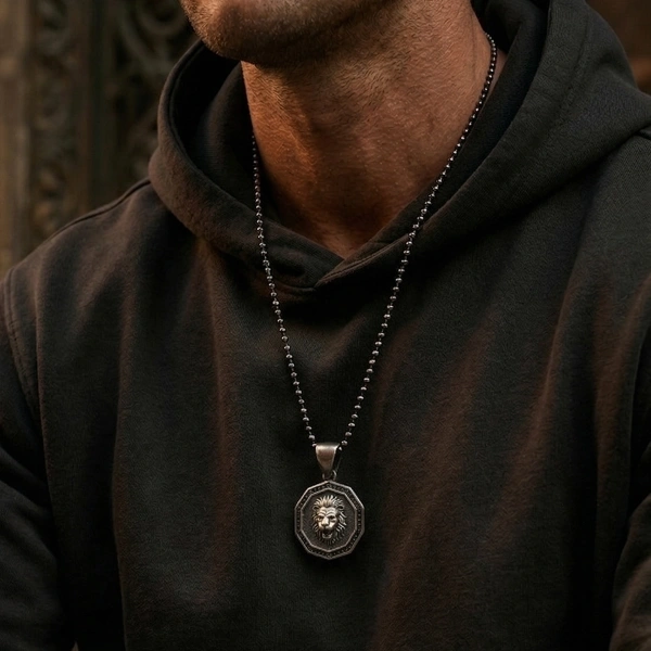 Özel Yüzey Kaplamalı Kenarları Taşlı Aslan Madalyon Kolye