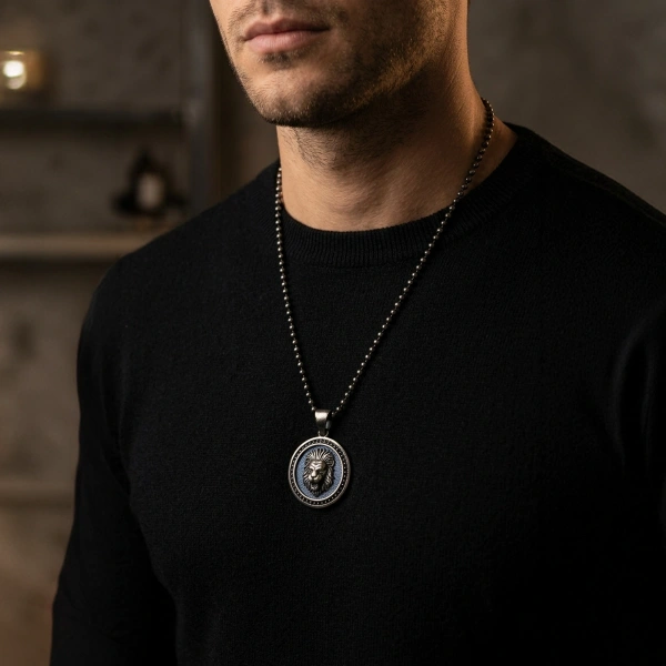 Özel Yüzey Kaplamalı Kenarları Taşlı Aslan Madalyon Kolye