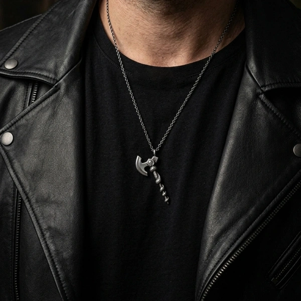 Silberne Halskette mit gewundener Axt