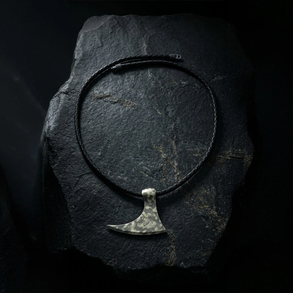 Oksitli Derili Büyük Balta Gümüş Kolye