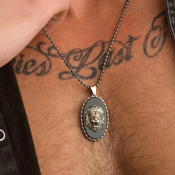 Elips Onix Taş Üzeri Aslan Figürlü Özel Yüzey Kaplamalı Kolye