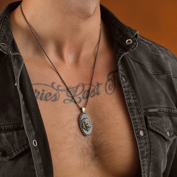 Elips Onix Taş Üzeri Aslan Figürlü Özel Yüzey Kaplamalı Kolye