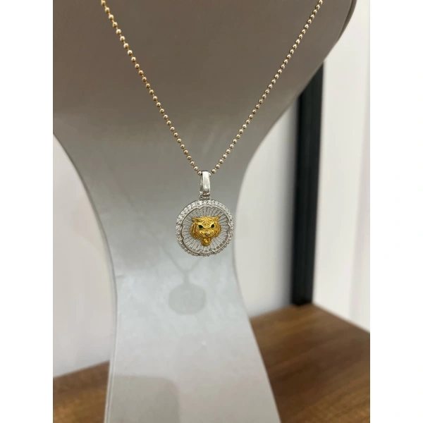 İki Renk Kaplamalı Kenarları Taşlı Zincir Form Kaplan Ajurlu Madalyon Kolye