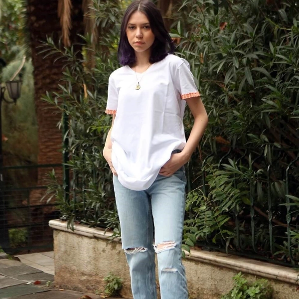 Kolları Kuru Kafa Baskı Biyeli V Yaka Bayan Beyaz Uzun Tişört