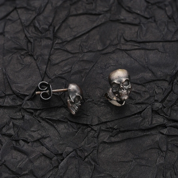 Kurukafa Çivili Oksitli Unisex Gümüş Küpe