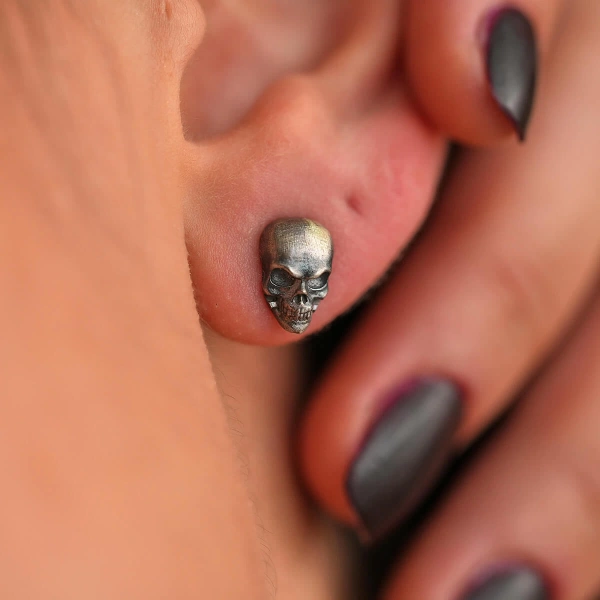 Kurukafa Çivili Oksitli Unisex Gümüş Küpe