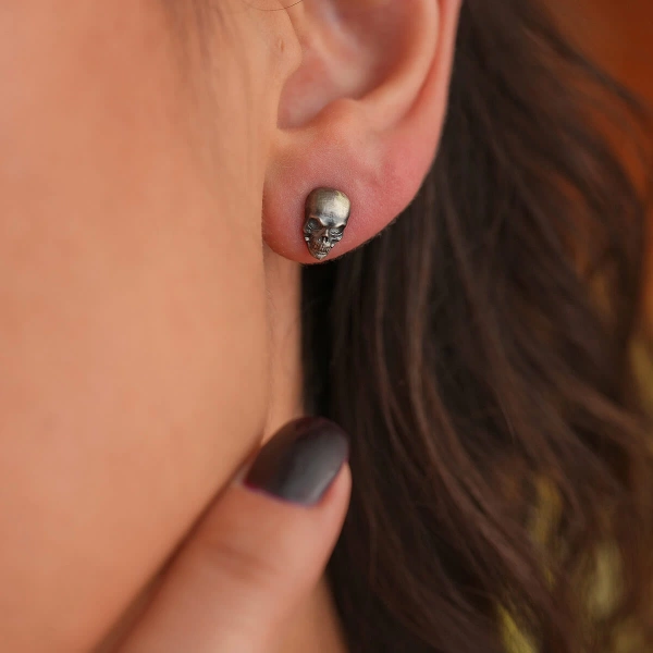 Kurukafa Çivili Oksitli Unisex Gümüş Küpe