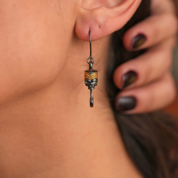 Kurukafa Sallantılı Çift Renk Unisex Gümüş Küpe