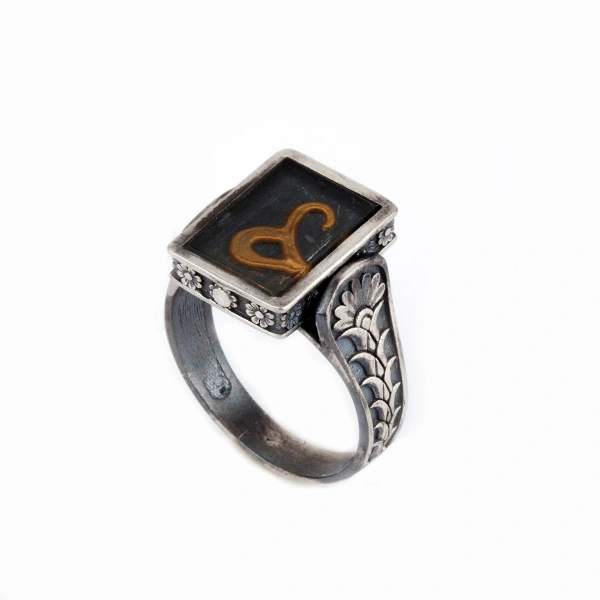 Özel Tasarım Taş Oyma Harf Formlu Gümüş Yüzük