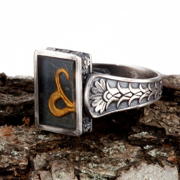 Özel Tasarım Taş Oyma Harf Formlu Gümüş Yüzük