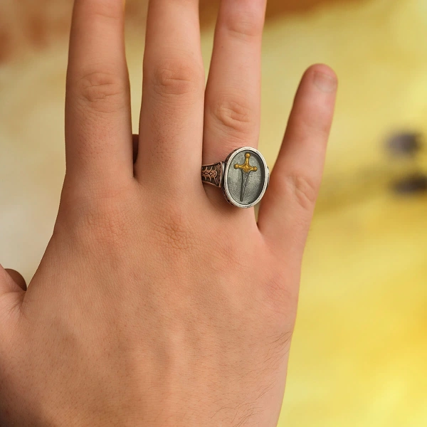 Özel Tasarım Taş Oyma Kılıç Formlu Gümüş Yüzük