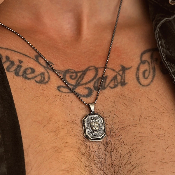 Özel Yüzey Kaplamalı Kenarları Taşlı Kare Aslan Madalyon Kolye