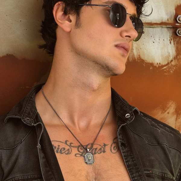 Özel Yüzey Kaplamalı Kenarları Taşlı Kare Aslan Madalyon Kolye