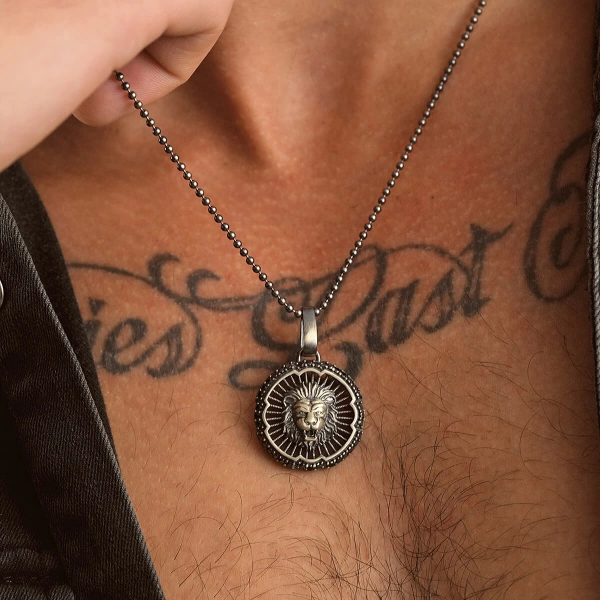 Özel Yüzey Kaplamalı Kenarları Taşlı Zincir Form Kaplan Ajurlu Madalyon Kolye