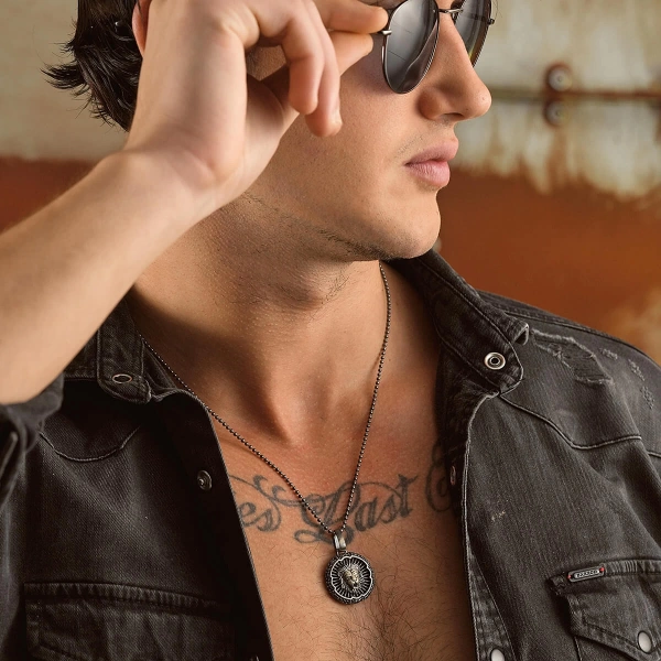 Özel Yüzey Kaplamalı Kenarları Taşlı Zincir Form Kaplan Ajurlu Madalyon Kolye