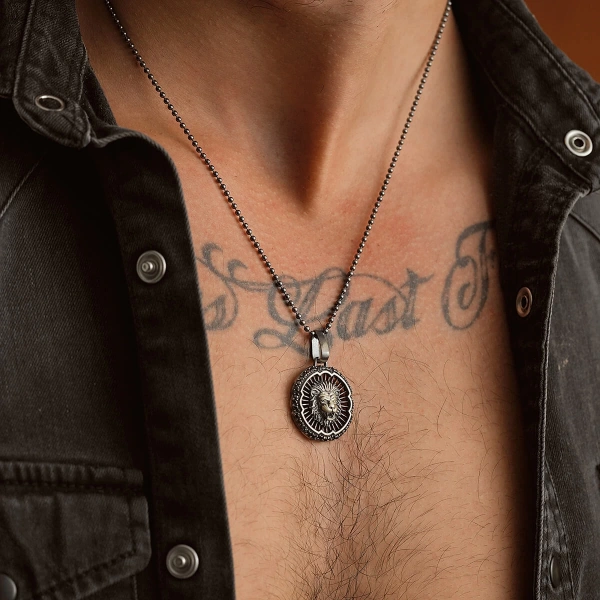 Özel Yüzey Kaplamalı Kenarları Taşlı Zincir Form Kaplan Ajurlu Madalyon Kolye