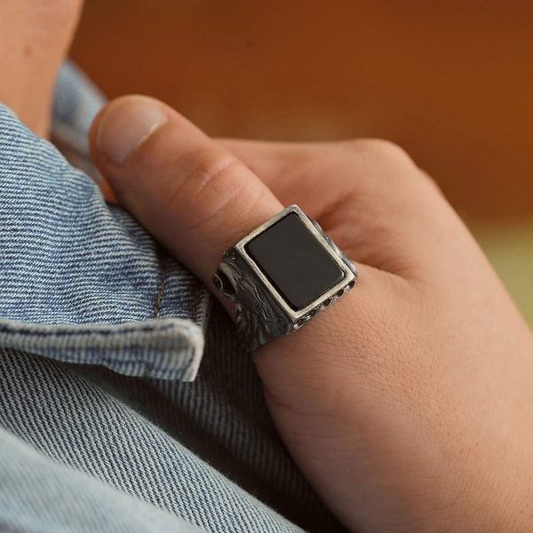 Özel Yüzey Kaplamalı Onix Taşlı Yanları Kartal Formlu Yüzük