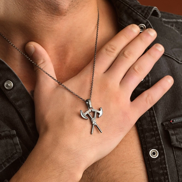 Sarmalı Çift Balta Gümüş Kolye