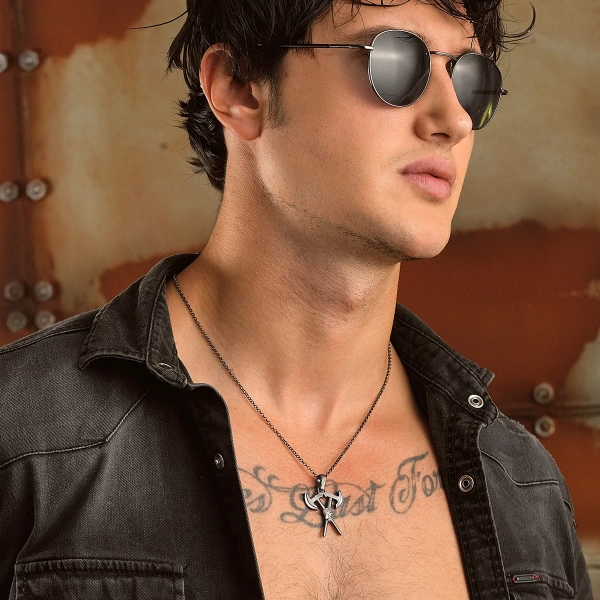 Sarmalı Çift Balta Gümüş Kolye