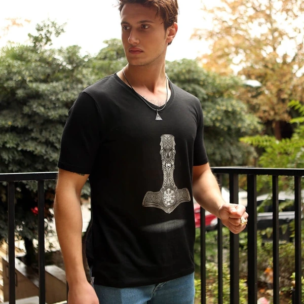 Savaşçı Balta Baskılı V Yaka Erkek Siyah Tişört