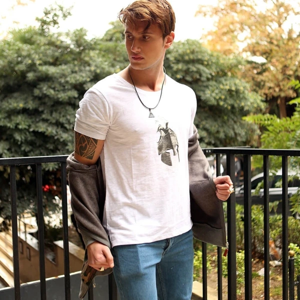 Savaşçı Miğfer Baskılı Bisiklet Yaka Beyaz Tişört