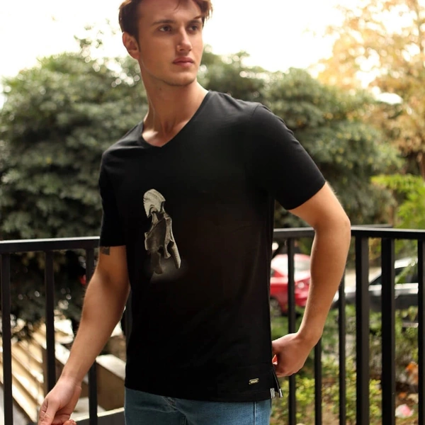 Savaşçı Miğfer Baskılı V Yaka Erkek Siyah Tişört