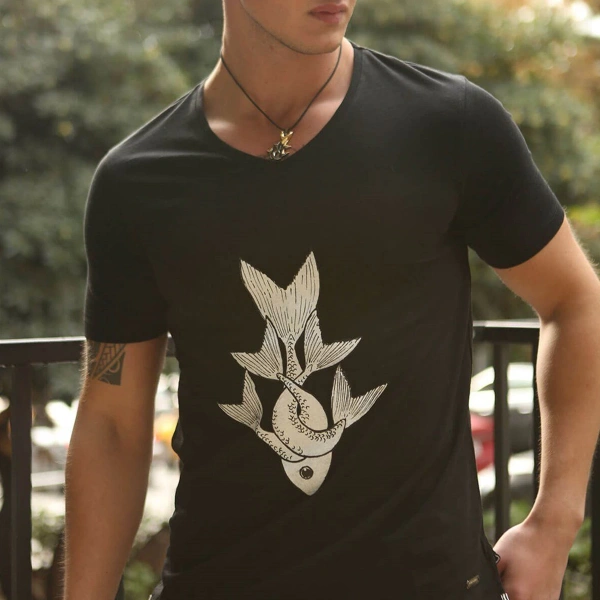 Sonsuz Bolluk Balık Baskılı V Yaka Erkek Siyah Tişört