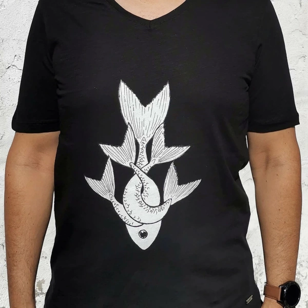 Sonsuz Bolluk Balık Baskılı V Yaka Erkek Siyah Tişört