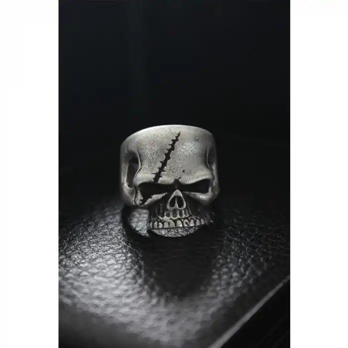 Karce Ayarlanabilir Yaralı Kurukafa Figürlü Erkek Yüzük