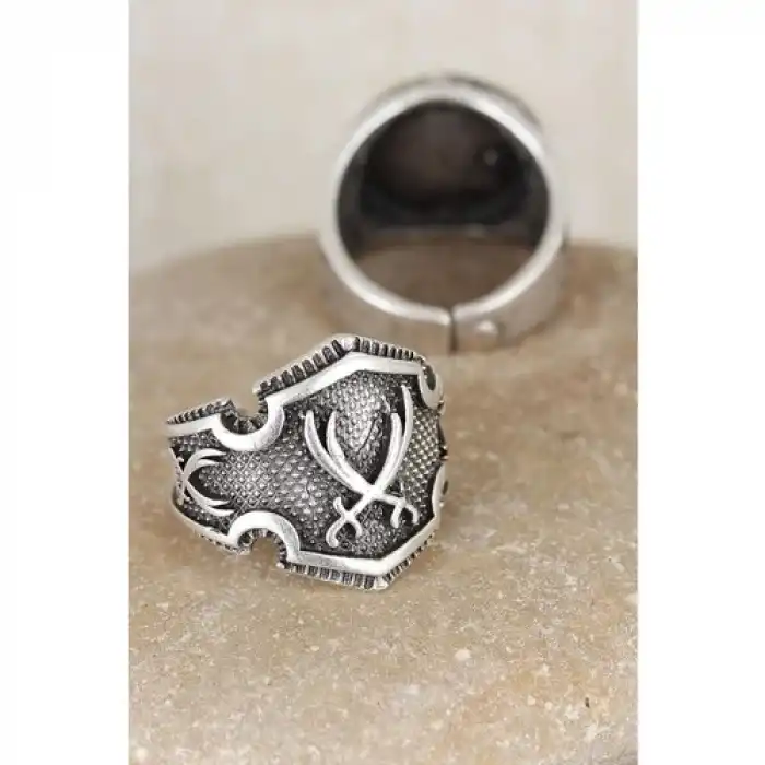 Karce Kılıç Figürlü Eskitme Gri Renk Erkek Ayarlamalı Yüzük