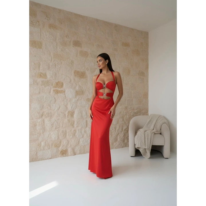 Kelebek desen çelik aksesuarlı maxi boy elbise