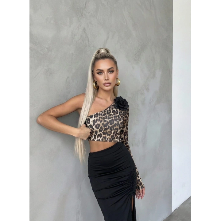 Tek omuz çift renk, çiçek aksesuarlı elbise